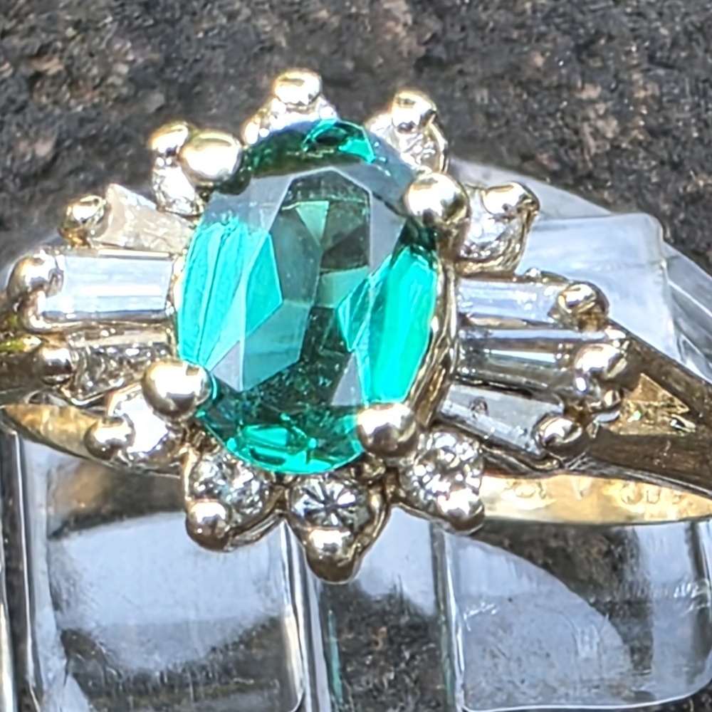 Elegant Gold and Green Gemstone Ring